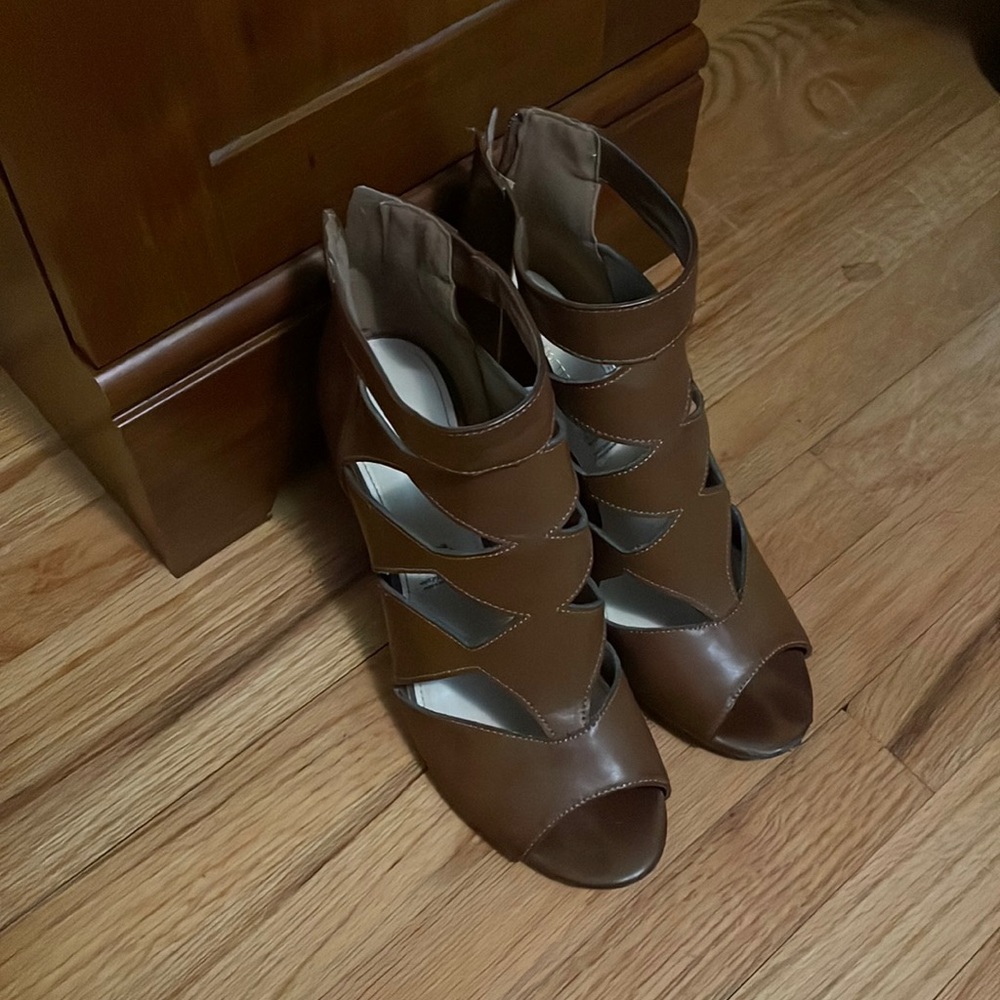 Liz Claiborne Brown Shoes 9.5